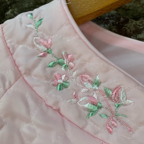 VTG Barbizon Bed Jacket Satin Quilted Robe Button Pink Sleepwear Embroidered - Picture 4 of 7